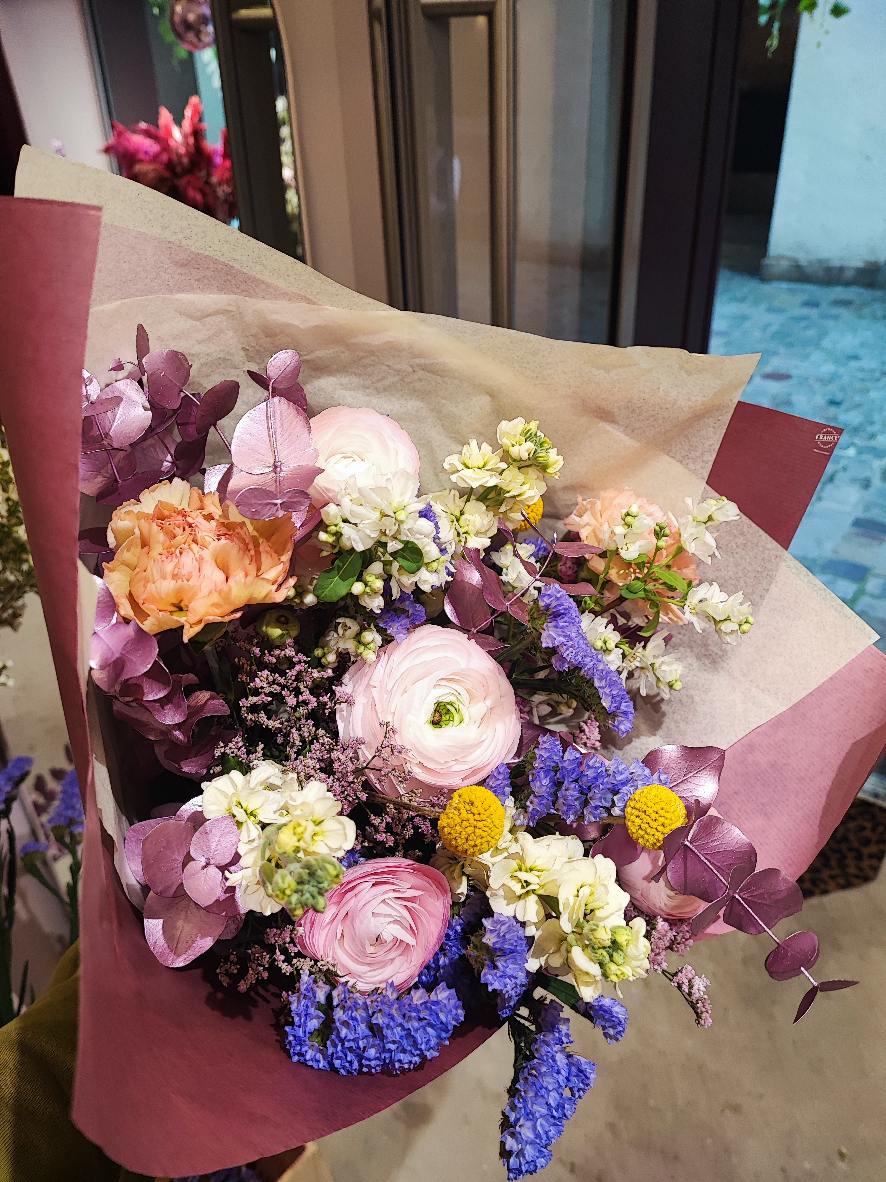 Atelier floral – création de bouquet violet en studio