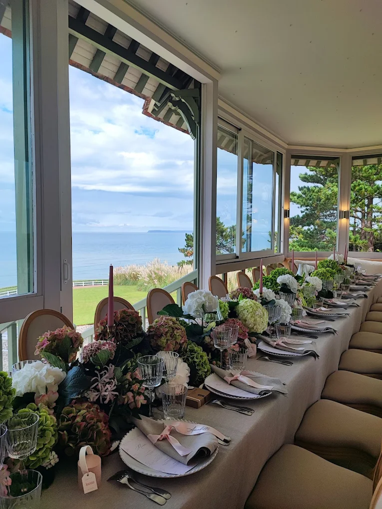 Décoration de table mariage avec hortensias – vue mer